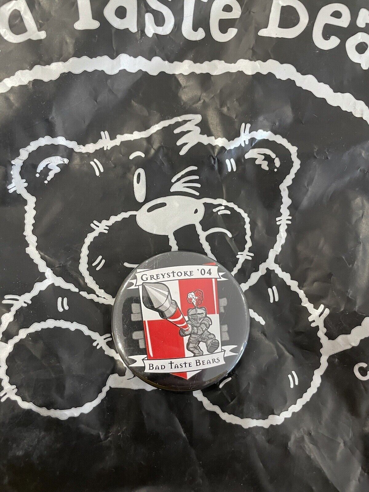 BAD TASTE BEARS PIN BADGE - Greystoke 04 - Rare